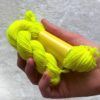 Détail d'un écheveau de laine jaune fluo