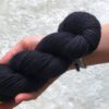 Un écheveau de laine teinte à la main en noir