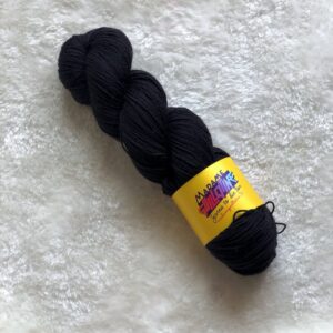 Un écheveau de laine teinte à la main en noir