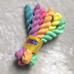 Your Favourite Rainbow, kit chaussettes teint à la main par Madame Guillotine