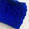 Un bonnet en torsades dans le coloris "International Guillotine Blue"