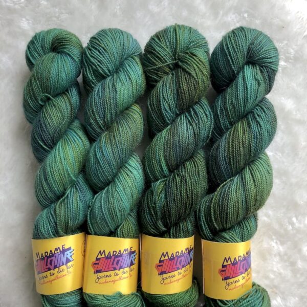 Green Me Badly — écheveau de laine teinte à la main par Madame Guillotine